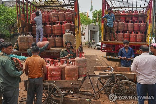 인도 거리에서 유통되는 취사용 가스  [AP=연합뉴스. 자료사진. 재판매 및 DB 금지]