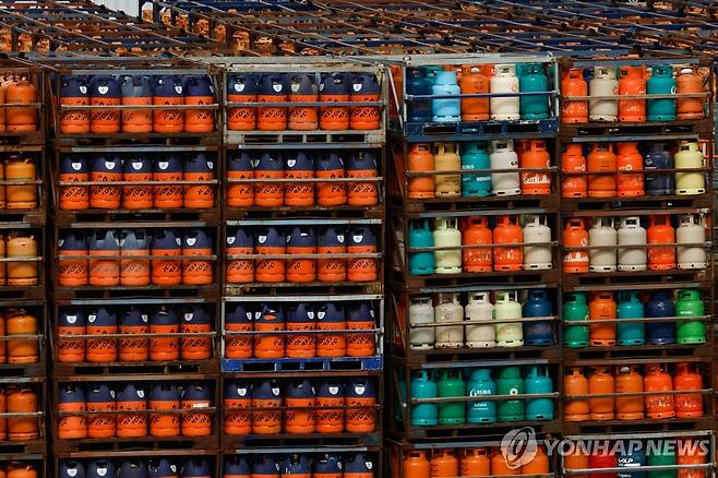 선적을 기다리는 LNG 가스 용기  [AFP=연합뉴스. 자료사진. 재판매 및 DB 금지]