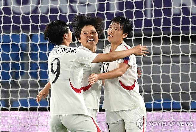 골 세리머니를 펼치는 북한 여자 축구대표팀 선수들 [EPA=연합뉴스]