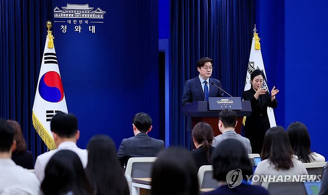 홍익표 정무수석, 서울-양평 고속도로 사업 재개 관련 브리핑 (서울=연합뉴스) 김도훈 기자 = 홍익표 정무수석이 20일 청와대 춘추관에서 서울-양평 고속도로 사업 재개 관련 브리핑을 하고 있다. 2026.3.20 superdoo82@yna.co.kr