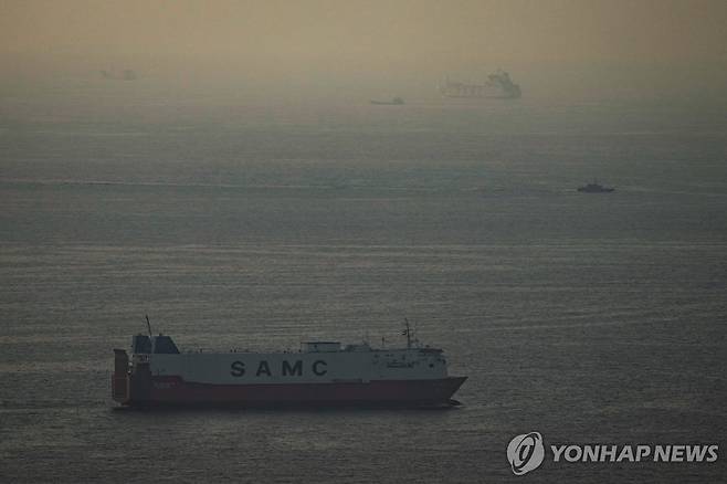 호르무즈 해협을 향해 항해하는 걸프 해역의 화물선 [AP=연합뉴스]