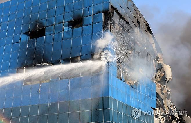 화재 발생한 자동차부품 공장 (대전=연합뉴스) 김준범 기자 = 20일 오후 대전 대덕구 문평동 한 자동차부품 제조 공장에서 불이나 소방 당국이 진화에 나서고 있다. 2026.3.20 psykims@yna.co.kr