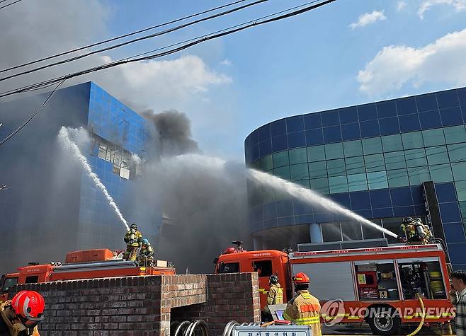 대전 문평동 자동차부품 제조공장서 불…국가소방동원령 발령 (대전=연합뉴스) 김소연 기자 = 20일 오후 1시 17분께 대전 대덕구 문평동 한 자동차부품 제조 공장에서 불이 났다. 소방 당국은 신고 접수 9분 만에 대응 1단계, 14분 만에 대응 2단계를 발령한 데 이어 다수의 인명피해가 발생할 것을 우려해 오후 1시 53분을 기해 국가소방동원령을 발령했다. 오후 2시 30분 기준 인명피해는 중상자 35명을 포함해 50명이 다친 것으로 전해졌다. 2026.3.20 soyun@yna.co.kr