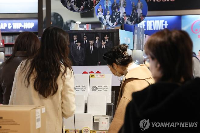 BTS 앨범 구매 열기 (서울=연합뉴스) 이진욱 기자 = 20일 서울 종로구 교보문고 광화문점에서 시민 및 외국인들이 그룹 방탄소년단(BTS)의 5집 앨범 '아리랑'(ARIRANG)을 구입하고 있다. 2026.3.20 cityboy@yna.co.kr
