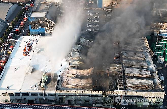 대전서 공장 화재 발생 (대전=연합뉴스) 김준범 기자 = 20일 오후 대전 대덕구 문평동 한 자동차부품 제조 공장에서 불이나 소방 당국이 진화에 나서고 있다. 2026.3.20 psykims@yna.co.kr