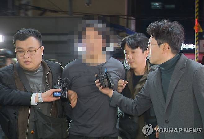 경찰서로 압송되는 항공사 기장 살해 피의자 자료사진 [연합뉴스tv 제공]