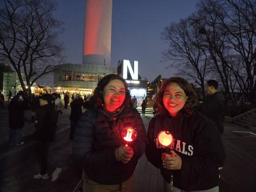 남산타워 사전행사에 참석한 로리(42)씨와 리카(38)씨 자매 [촬영 정지수]