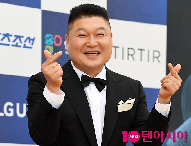 강호동이 취재진 앞에서 포즈를 취하고 있다. / 사진=텐아시아DB