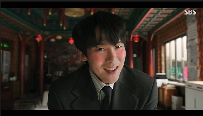 아이브 댄스 열연을 펼친 배우 유연석의 모습. 사진 = SBS '신이랑 법률사무소' 캡처