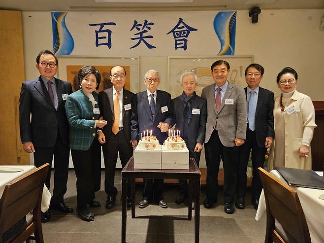 조완규 백소회 명예회장의 백수연 축하 자리.                                                                                  사진=이근설 백소회 회원 제공