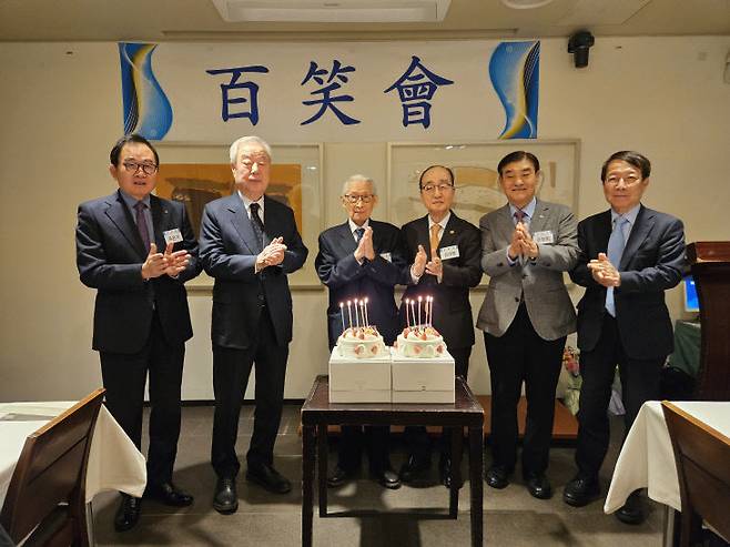 사진 왼쪽부터 윤은기 백소회 회장, 조부영 전 국회부의장, 조완규 백소회 명예회장, 심대평 전 충남도지사, 강창희  2027 충청 유니버시아드대회 조직위원장, 정운찬 전 서울대 총장.                                                                사진 =이근설 백소회 회원 제공