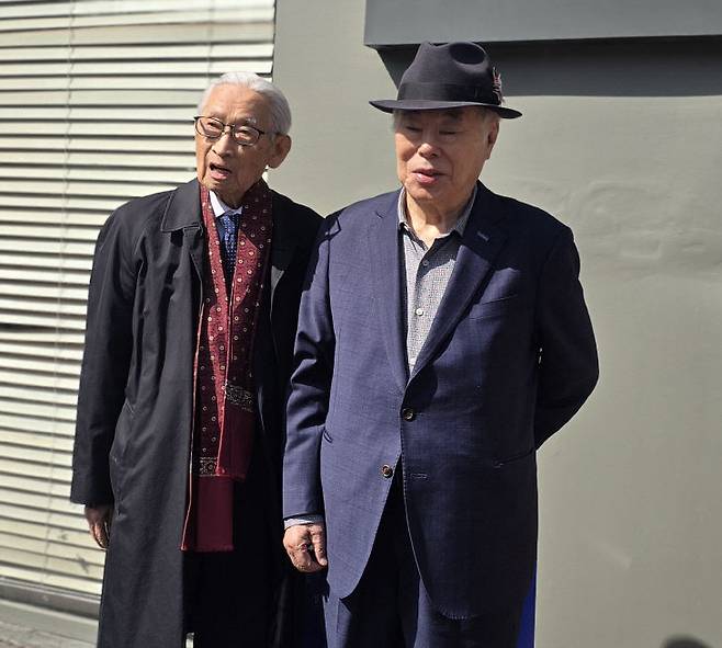 조완규 백소회 명예회장과 유상옥 코리아나 화장품 회장.                                                               사진 한성일 기자