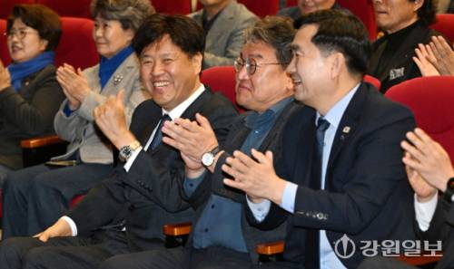 ◇김용 전 민주연구원 부원장 강원 초청 강연회가 21일 강원대 춘천캠퍼스 실사구시관에서 김도균 더불어민주당 강원자치도당위원장, 유정배 춘천·철원·화천·양구을 지역위원장 등이 참석한 가운데