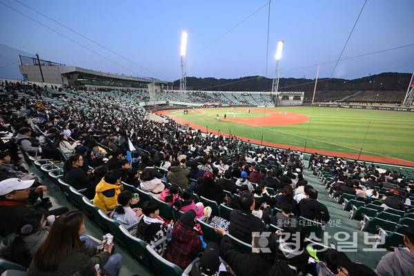 울산 연고 프로야구팀인 울산웨일즈가 20일 롯데자이언츠와 역사적 첫 개막전을 가졌다. 문수야구장에서 열린 2026 메디힐 KBO 퓨처스리그 울산웨일즈와 롯데 자이언츠의 공식 개막전에서 시민들이 열띤 응원전을 펼치고 있다. 김경우기자 woo@ksilbo.co.kr