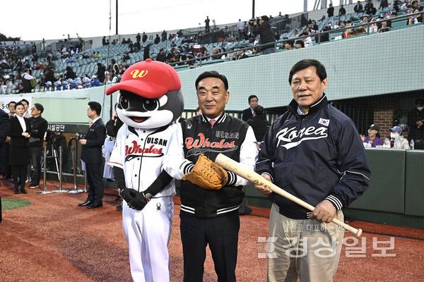 울산 문수야구장에서 열린 2026 메디힐 KBO 퓨처스리그 울산웨일즈와 롯데 자이언츠 간 공식 개막전에서 김두겸 울산시장, 허구연 KBO 총재가 시구와시타를 하고 있다. 김경우기자 woo@ksilbo.co.kr