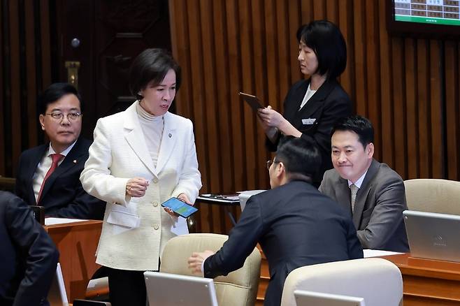 국민의힘 장동혁 대표가 대구시당위원장인 이인선 의원과 대화하고 있다./연합뉴스