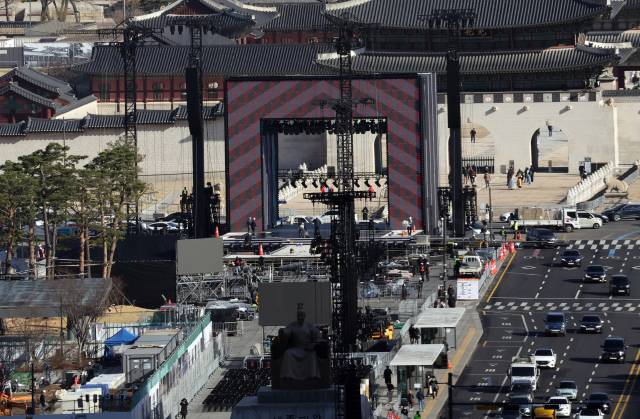 그룹 방탄소년단(BTS)의 광화문 공연을 앞둔 19일 서울 광화문광장에서 공연 준비작업이 이뤄지고 있다. 연합뉴스
