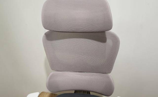 모닝글로리 사무용 의자 'M501'.&nbsp;허리 곡선에 잘 맞게 밀착되는 요추 지지 기능, 상하좌우 각도 조절이 가능한 머리 받침대를 갖췄다. 메시 원단으로 만들어져 통기성도 좋다. [사진=조현미 기자]