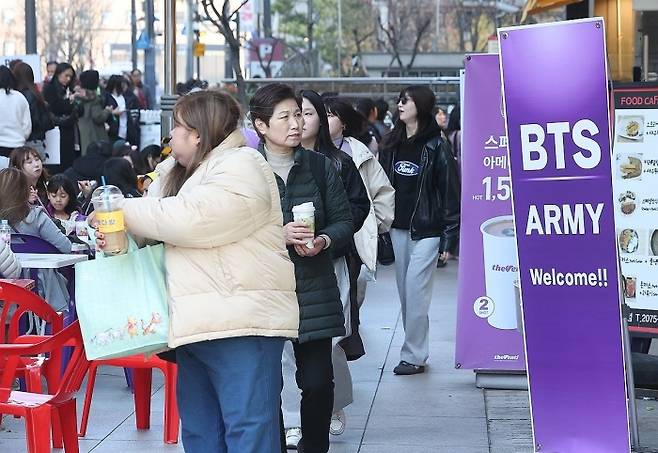 그룹 방탄소년단(BTS)이 정규 5집 '아리랑'(ARIRANG) 발매를 기념해 무료 공연 'BTS 컴백 라이브: 아리랑'(BTS THE COMEBACK LIVE|ARIRANG)을 여는 21일 서울 광화문 광장 인근 식당에 아미를 환영한다는 안내문이 놓여 있다. 사진=연합뉴스 제공