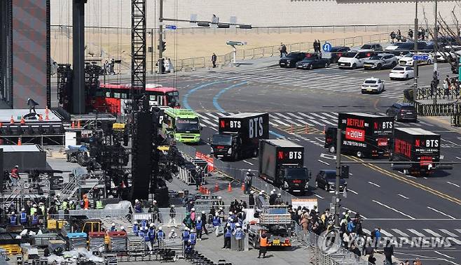 룹 방탄소년단(BTS)의 광화문 공연을 앞둔 19일 서울 광화문광장에서 공연 준비작업이 이뤄지고 있다.(사진=연합뉴스)