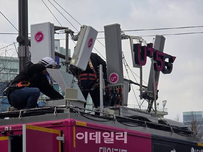 지난 20일 광화문 근처에서 BTS 컴백공연을 하루 앞두고 LG유플러스 설치기사들이 이동식 중계기를 설치하고 있다(사진=윤정훈 기자)