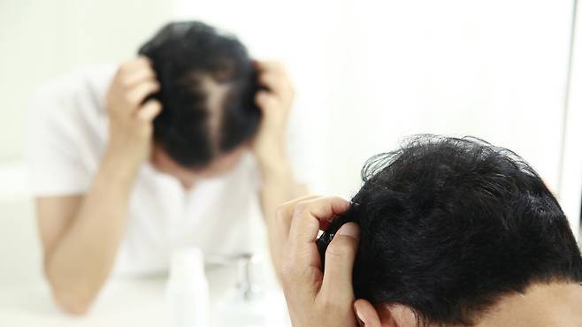 젊은 층에서도 탈모로 고민하는 사람이 늘어나고 있다|출처: 클립아트코리아