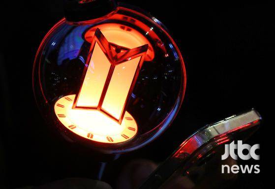 그룹 방탄소년단(BTS) 정규 5집 '아리랑'(ARIRANG) 발매 기념 공연 'BTS?컴백 라이브: 아리랑'(BTS?THE?COMEBACK?LIVE|ARIRANG)이 21일 오후 광화문 광장에서 열린 가운데 무대 밖 관객들이 전광판을 통해 공연을 보고 있다. 박세완 엔터뉴스팀 기자 park.sewan@jtbc.co.kr