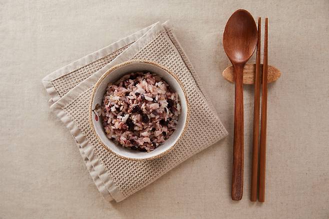 흰 쌀밥보다는 복합 탄수화물인 잡곡밥이 혈당을 천천히 올려 다이어트에 도움이 된다. 사진=클립아트코리아