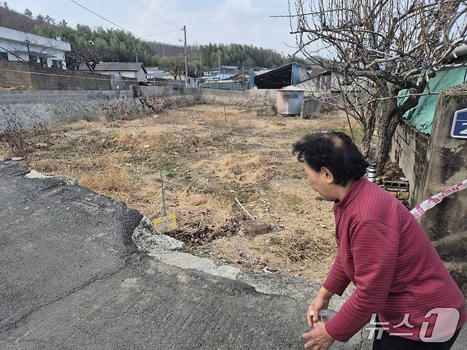 이윤연 씨(77·여)가 지난 17일 울산시 울주군 신화마을에 위치한 자신의 집터에서 당시 상황을 설명하고 있다. 이곳은 지난해 발생한 대형 산불로 인해 전소됐다. 2026.3.20 ⓒ 뉴스1 박정현 기자