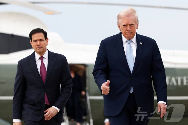 도널드 트럼프 미국 대통령과 마코 루비오 국무장관이 주말을 앞둔 20일(현지시간) 플로리다 마러라고로 향하기 위해 메릴랜드주 앤드루스 공군기지에 대기 중인 에어포스원으로 이동하고 있다. 2026.03.20. ⓒ 로이터=뉴스1