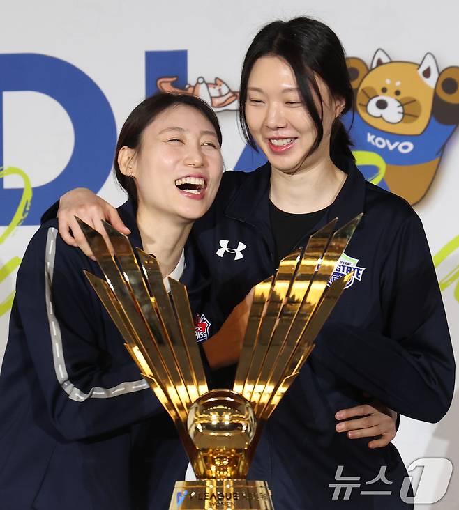20일 오후 서울 강남구 호텔리베라청담에서 열린 프로배구 진에어 2025-2026 V리그 포스트시즌 미디어데이에서 한국도로공사 배유나와 현대건설 양효진이 우승 트로피를 앞에 두고 대화를 나누고 있다. 2026.3.20 ⓒ 뉴스1 오대일 기자