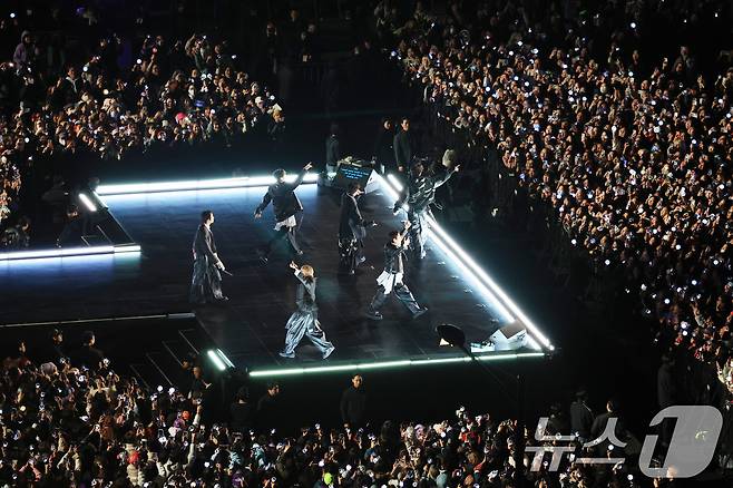 방탄소년단(BTS, RM, 진, 슈가, 제이홉, 지민, 뷔, 정국)이 21일 오후 서울 종로구 광화문광장에서 열린 'BTS 컴백 라이브: 아리랑'에서 화려한 무대를 선보이고 있다. 2026.3.21 ⓒ 뉴스1 임세영 기자