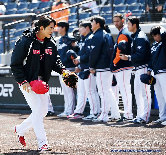 전날 열린 양팀의 시범경기.. 선발투수로 나선 KIA 이태양이 불펜피칭을 마친 뒤 더그아웃으로 향하다 김경문 감독에 인사하고 있다. 대전=허상욱 기자