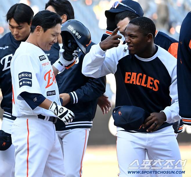 경기를 끝낸 김태연을 향한 페라자의 다짜고짜 얼굴 공격
