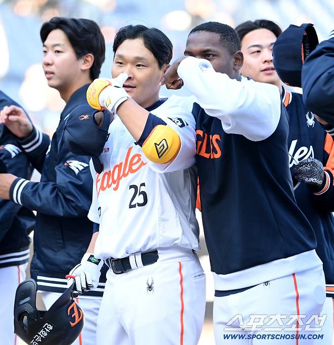 페라자의 포즈를 함께하는 김태연의 센스