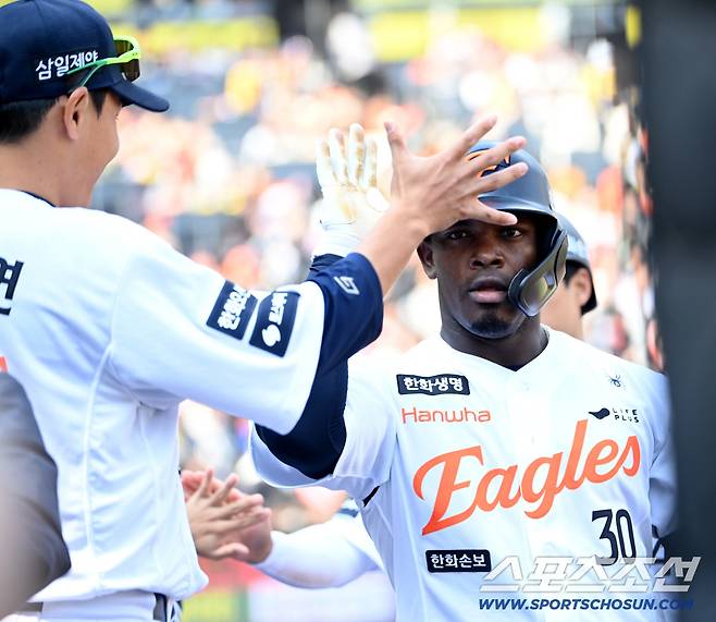 어제는 김태연, 오늘은 페라자가 날렸다. 그의 앞에 나타난 김태연