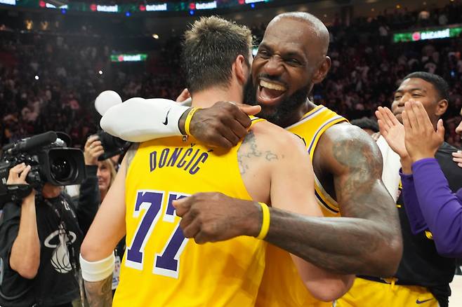 Los Angeles Lakers guard Luka Doncic (77) and forward LeBron James, right, embrace after defeating the Miami Heat in an NBA basketball game, Thursday, March 19, 2026, in Miami. (AP Photo/Lynne Sladky)







<저작권자(c) 연합뉴스, 무단 전재-재배포, AI 학습 및 활용 금지>