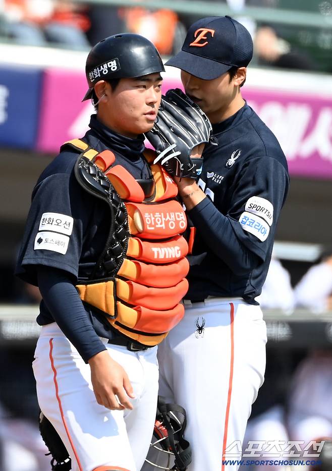 21일 부산 사직야구장에서 열린 한화와 롯데의 시범경기. 1회말 1사 1,2루 한화 엄상백 허인서 배터리가 롯데 전준우에 1타점 적시타를 내준 뒤 이야기를 하고 있다. 부산=허상욱 기자wook@sportschosun.com/2026.03.21/