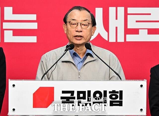 국민의힘 안에서 6·3 지방선거 공천을 둘러싼 잡음이 새어 나오고 있다. 사진은 이정현 국민의힘 공천관리위원장이 지난 16일 김영환 충북지사를 컷오프 하는 내용의 공천 심사 결과를 발표하는 모습. /배정한 기자
