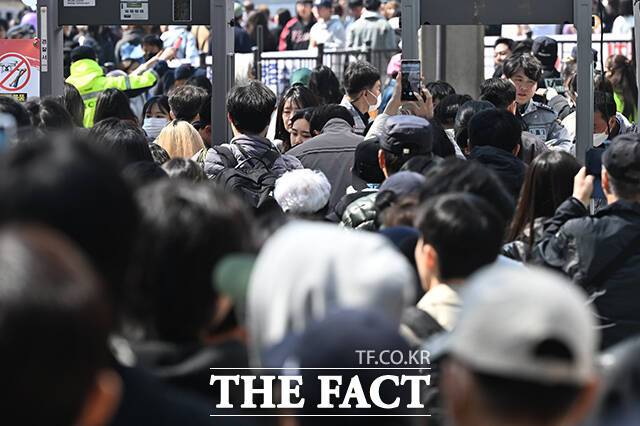 광화문광장으로 이동하기 위해 보안검색대에서 대기하는 시민들.