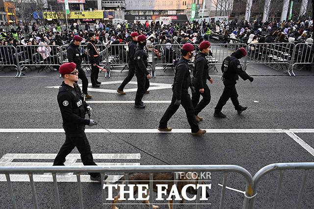 ‘BTS 컴백 라이브: 아리랑’ 개최 당일인 21일 오후 서울 종로구 광화문광장에서 경찰특공대가 폭발물탐지견과 함께 공연장 일대를 순찰하고 있다. /김성렬 기자