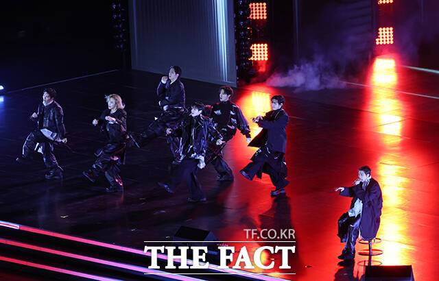 그룹 방탄소년단(BTS)이 21일 오후 서울 광화문 광장에서 정규 5집 '아리랑(ARIRANG)' 앨범 발매를 기념해 마련된 컴백 무대에 올라 화려한 퍼포먼스를 선보이고 있다./사진공동취재단