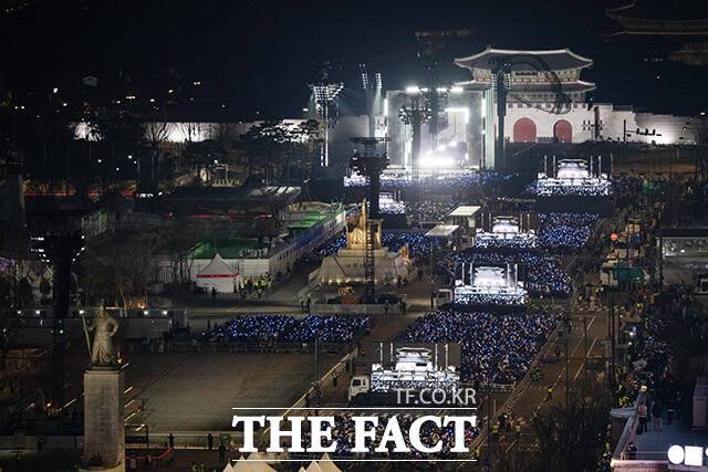 3년 9개월 만에 완전체로 복귀하는 방탄소년단(BTS)의 'BTS 컴백 라이브: ARIRANG' 공연이 21일 서울 광화문광장 일대에서 펼쳐지고 있다. /사진공동취재단