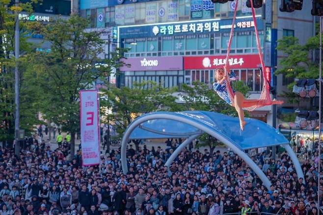제21회 안산국제거리극축제 개막 공연. 안산문화재단 제공