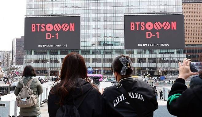 그룹 방탄소년단(BTS)의 컴백 공연을 하루 앞둔 20일 서울 종로구 광화문광장의 한 전광판에 관련 영상이 나오고 있다. 연합뉴스