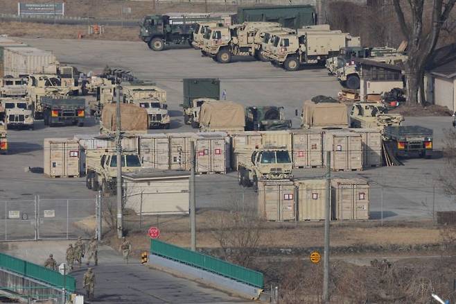 한미연합훈련을 앞둔 5일 경기도 동두천시 주한미군 기지에서 미군 차량들이 대기하고 있다.  한미는 오는 9일부터 19일까지 한미연합훈련 '자유의 방패'(프리덤실드·FS) 연습을 실시한다. 연합뉴스