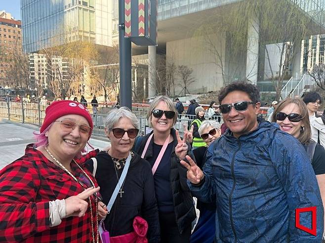 브라질에서 온 마르셀라(56·가장 왼쪽)의 일가족이 21일 서울 광화문 광장 인근에서 방탄소년단(BTS) 컴백 공연을 기다리고 있다. 박호수 기자