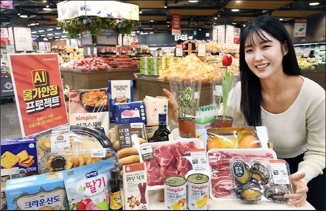 대형마트 휴무일? 이마트·롯데마트·홈플러스·코스트코 ‘또 반값할인’ = 이마트·롯데마트·홈플러스·코스트코 등 주요 대형마트가 고물가 속 장바구니 부담을 낮추기 위해 ‘파격 할인’을 전면에 내세우고 있다. 초저가 자체브랜드(PB) 확대와 초대형 할인 행사가 동시에 펼쳐지며 유통가 경쟁이 한층 뜨거워지는 모습이다. ©사진=홈플러스: 대형마트 휴무일? 이마트·롯데마트·홈플러스‧코스트코 등 마트 휴일, 쉬는날