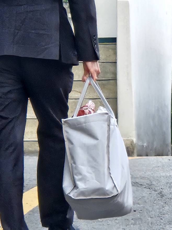 대형마트 휴무일? 이마트·롯데마트·홈플러스·코스트코 ‘또 반값할인’ = 이마트·롯데마트·홈플러스·코스트코 등 주요 대형마트가 고물가 속 장바구니 부담을 낮추기 위해 ‘파격 할인’을 전면에 내세우고 있다. 초저가 자체브랜드(PB) 확대와 초대형 할인 행사가 동시에 펼쳐지며 유통가 경쟁이 한층 뜨거워지는 모습이다. ©bnt뉴스: 대형마트 휴무일? 이마트·롯데마트·홈플러스‧코스트코 등 마트 휴일, 쉬는날