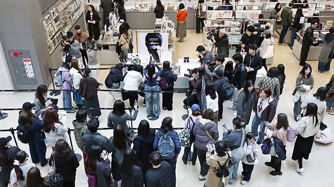 20일 서울 용산구 국립중앙박물관 상품전시관에서 팬들이 국립박물관문화재단과 하이브가 그룹 방탄소년단(BTS)의 정규 5집 '아리랑'(ARIRANG) 컴백을 기념해 출시한 협업상품을 구입하기 위해 줄을 서고 있다. /연합뉴스